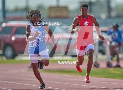 Thumbnail 3 in Panther Relays (100M) photogallery.