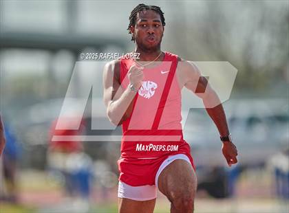 Thumbnail 2 in Panther Relays (100M) photogallery.