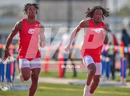Thumbnail 2 in Panther Relays (100M) photogallery.