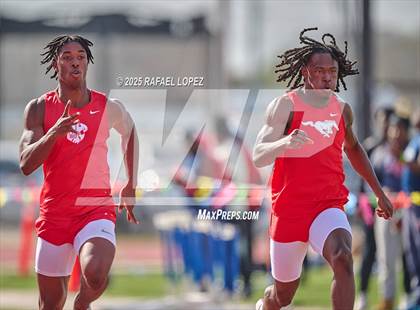Thumbnail 3 in Panther Relays (100M) photogallery.
