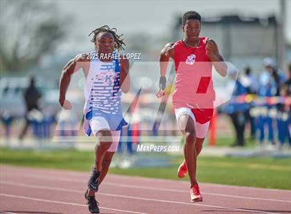 Thumbnail 3 in Panther Relays (100M) photogallery.