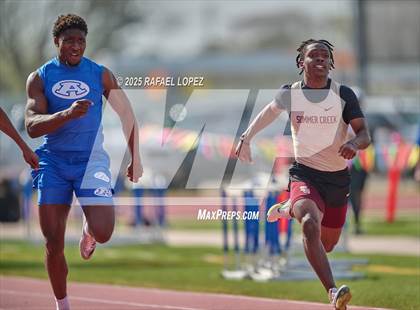 Thumbnail 1 in Panther Relays (100M) photogallery.