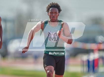 Thumbnail 1 in Panther Relays (100M) photogallery.