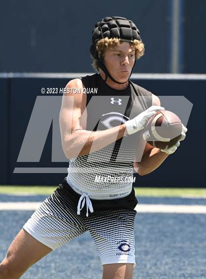 Thumbnail 2 in Mater Dei Catholic vs. Carlsbad (Brave 8 Invitational) photogallery.