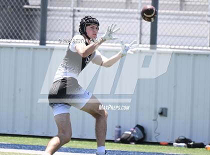 Thumbnail 2 in Mater Dei Catholic vs. Carlsbad (Brave 8 Invitational) photogallery.