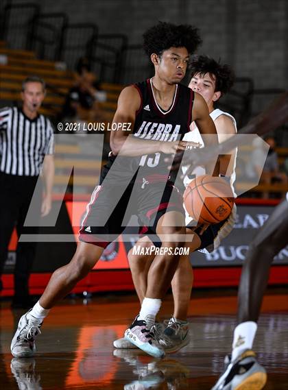 Thumbnail 3 in Crean Lutheran vs. JSerra Catholic (Mater Dei Extravaganza) photogallery.