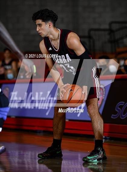 Thumbnail 3 in Crean Lutheran vs. JSerra Catholic (Mater Dei Extravaganza) photogallery.