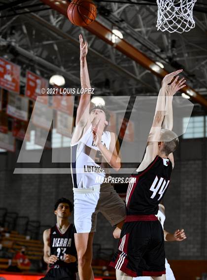 Thumbnail 3 in Crean Lutheran vs. JSerra Catholic (Mater Dei Extravaganza) photogallery.