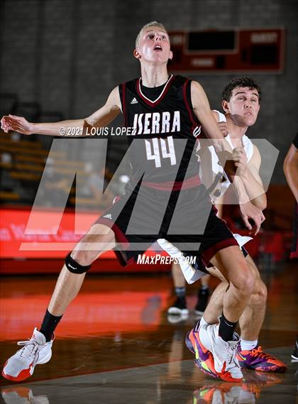 Thumbnail 3 in Crean Lutheran vs. JSerra Catholic (Mater Dei Extravaganza) photogallery.