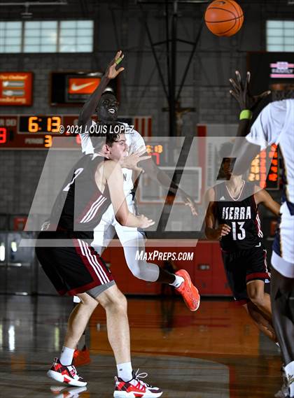 Thumbnail 3 in Crean Lutheran vs. JSerra Catholic (Mater Dei Extravaganza) photogallery.