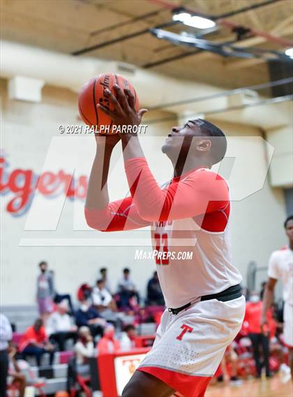 Thumbnail 2 in Fort Bend Dulles vs Fort Bend Travis photogallery.
