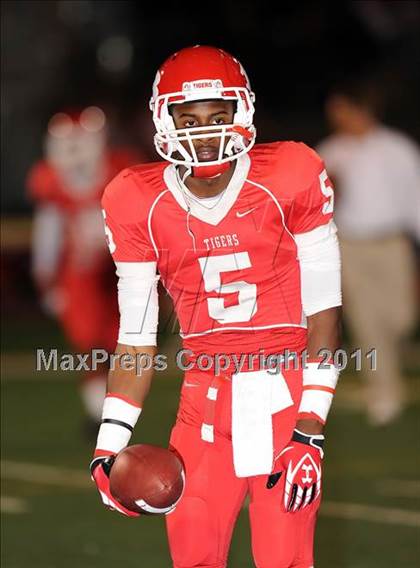 Thumbnail 3 in Longview vs. Belton (5A Region 2 Bi-District Playoffs) photogallery.
