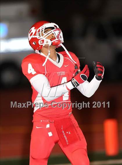 Thumbnail 1 in Longview vs. Belton (5A Region 2 Bi-District Playoffs) photogallery.