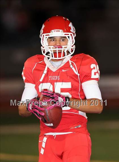 Thumbnail 1 in Longview vs. Belton (5A Region 2 Bi-District Playoffs) photogallery.