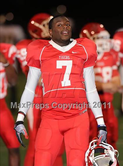 Thumbnail 3 in Longview vs. Belton (5A Region 2 Bi-District Playoffs) photogallery.