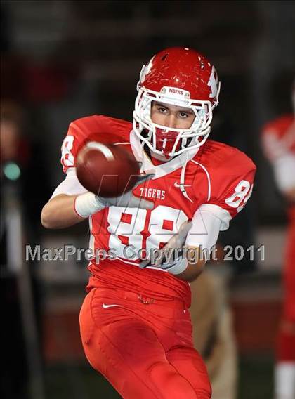 Thumbnail 2 in Longview vs. Belton (5A Region 2 Bi-District Playoffs) photogallery.