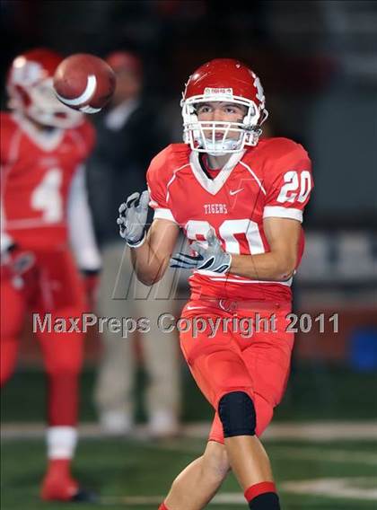Thumbnail 1 in Longview vs. Belton (5A Region 2 Bi-District Playoffs) photogallery.