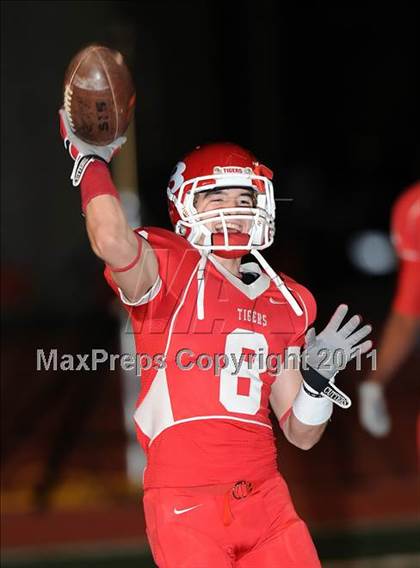 Thumbnail 1 in Longview vs. Belton (5A Region 2 Bi-District Playoffs) photogallery.