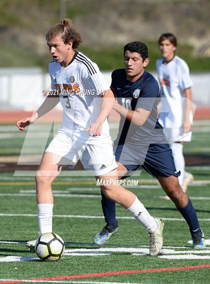 Thumbnail 3 in Huntington Beach vs. Tesoro (Hawks Invitational) photogallery.