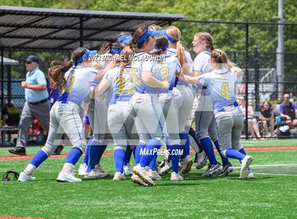 Thumbnail 2 in Maine-Endwell vs. Troy (NYSPHSAA A Final) photogallery.