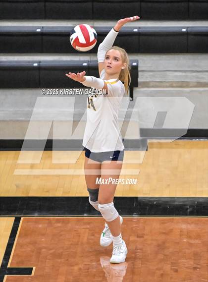 Thumbnail 1 in Lake Belton vs. Highland Park (UIL 5A Regional Semifinal) photogallery.