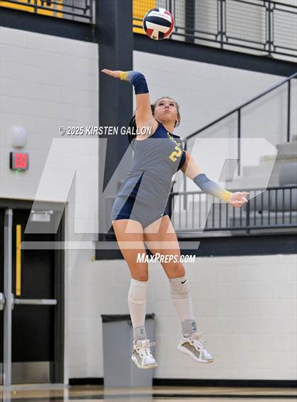 Thumbnail 3 in Lake Belton vs. Highland Park (UIL 5A Regional Semifinal) photogallery.