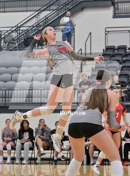 Thumbnail 3 in Lake Belton vs. Highland Park (UIL 5A Regional Semifinal) photogallery.