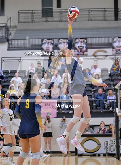 Thumbnail 2 in Lake Belton vs. Highland Park (UIL 5A Regional Semifinal) photogallery.