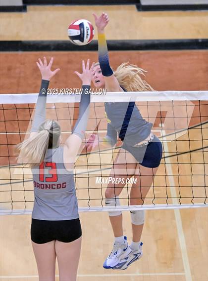 Thumbnail 2 in Lake Belton vs. Highland Park (UIL 5A Regional Semifinal) photogallery.