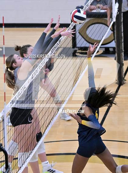 Thumbnail 2 in Lake Belton vs. Highland Park (UIL 5A Regional Semifinal) photogallery.