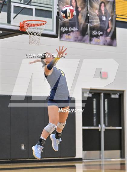 Thumbnail 3 in Lake Belton vs. Highland Park (UIL 5A Regional Semifinal) photogallery.
