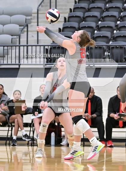 Thumbnail 2 in Lake Belton vs. Highland Park (UIL 5A Regional Semifinal) photogallery.