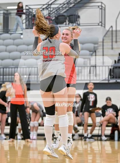 Thumbnail 2 in Lake Belton vs. Highland Park (UIL 5A Regional Semifinal) photogallery.