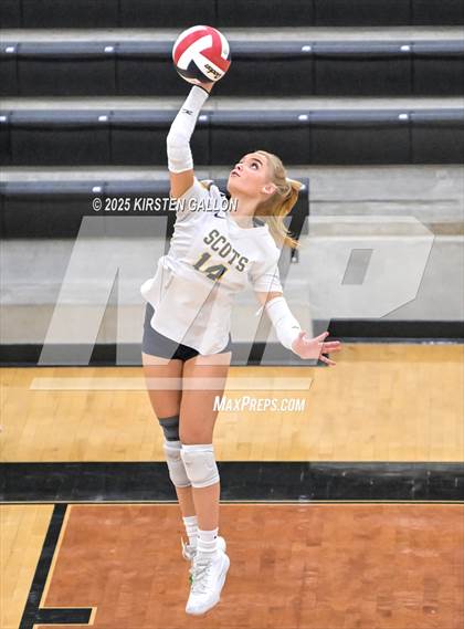 Thumbnail 3 in Lake Belton vs. Highland Park (UIL 5A Regional Semifinal) photogallery.