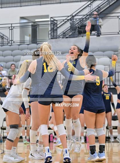 Thumbnail 1 in Lake Belton vs. Highland Park (UIL 5A Regional Semifinal) photogallery.