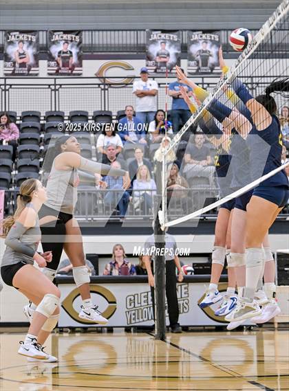 Thumbnail 3 in Lake Belton vs. Highland Park (UIL 5A Regional Semifinal) photogallery.