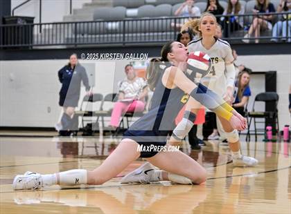 Thumbnail 3 in Lake Belton vs. Highland Park (UIL 5A Regional Semifinal) photogallery.