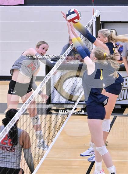 Thumbnail 3 in Lake Belton vs. Highland Park (UIL 5A Regional Semifinal) photogallery.