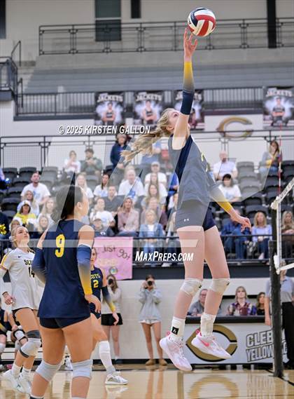 Thumbnail 3 in Lake Belton vs. Highland Park (UIL 5A Regional Semifinal) photogallery.