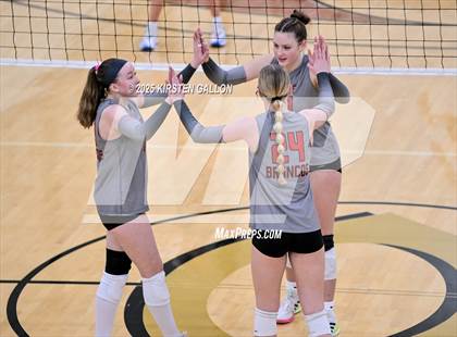 Thumbnail 3 in Lake Belton vs. Highland Park (UIL 5A Regional Semifinal) photogallery.