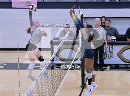 Thumbnail 1 in Lake Belton vs. Highland Park (UIL 5A Regional Semifinal) photogallery.