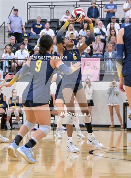 Thumbnail 3 in Lake Belton vs. Highland Park (UIL 5A Regional Semifinal) photogallery.