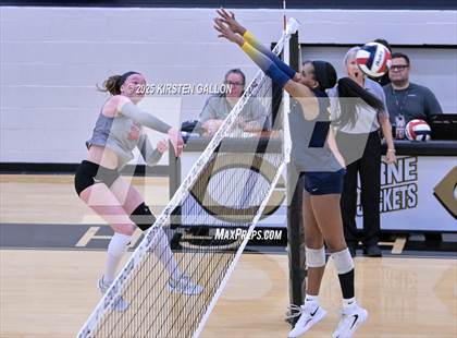 Thumbnail 2 in Lake Belton vs. Highland Park (UIL 5A Regional Semifinal) photogallery.