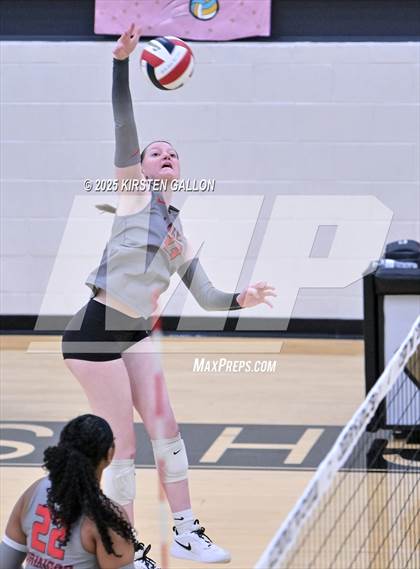 Thumbnail 2 in Lake Belton vs. Highland Park (UIL 5A Regional Semifinal) photogallery.