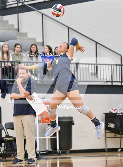 Thumbnail 3 in Lake Belton vs. Highland Park (UIL 5A Regional Semifinal) photogallery.