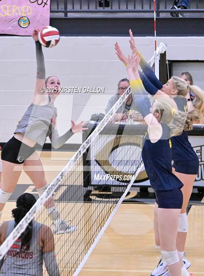 Thumbnail 2 in Lake Belton vs. Highland Park (UIL 5A Regional Semifinal) photogallery.