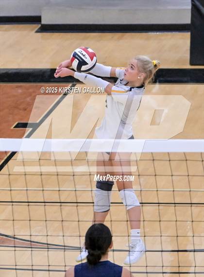 Thumbnail 1 in Lake Belton vs. Highland Park (UIL 5A Regional Semifinal) photogallery.