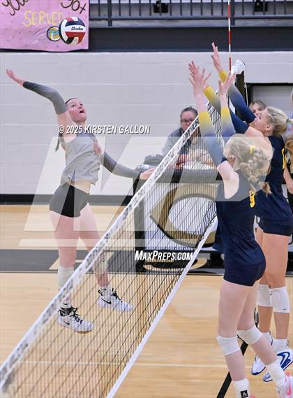 Thumbnail 1 in Lake Belton vs. Highland Park (UIL 5A Regional Semifinal) photogallery.