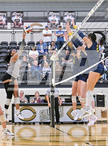 Thumbnail 2 in Lake Belton vs. Highland Park (UIL 5A Regional Semifinal) photogallery.