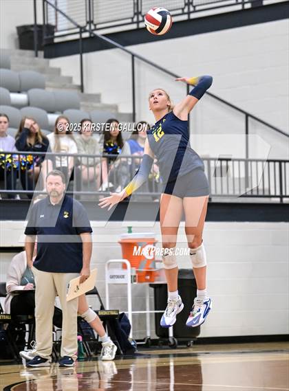 Thumbnail 2 in Lake Belton vs. Highland Park (UIL 5A Regional Semifinal) photogallery.